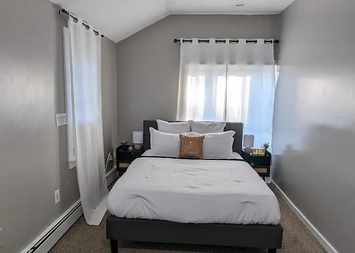 Private, Spacious & Comfy 1 Bedroom Entire Suite With Separate Entry & Free Parking