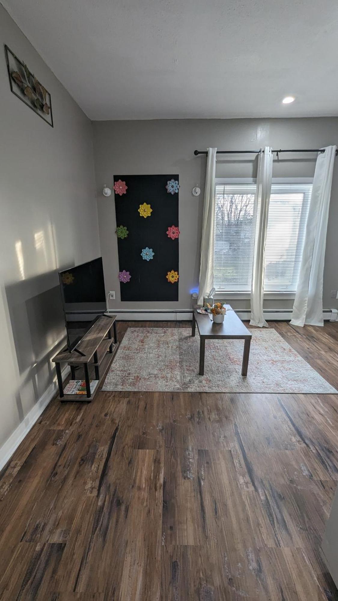 Private, Spacious & Comfy 1 Bedroom Entire With Separate Entry & Free Parking Apartamento